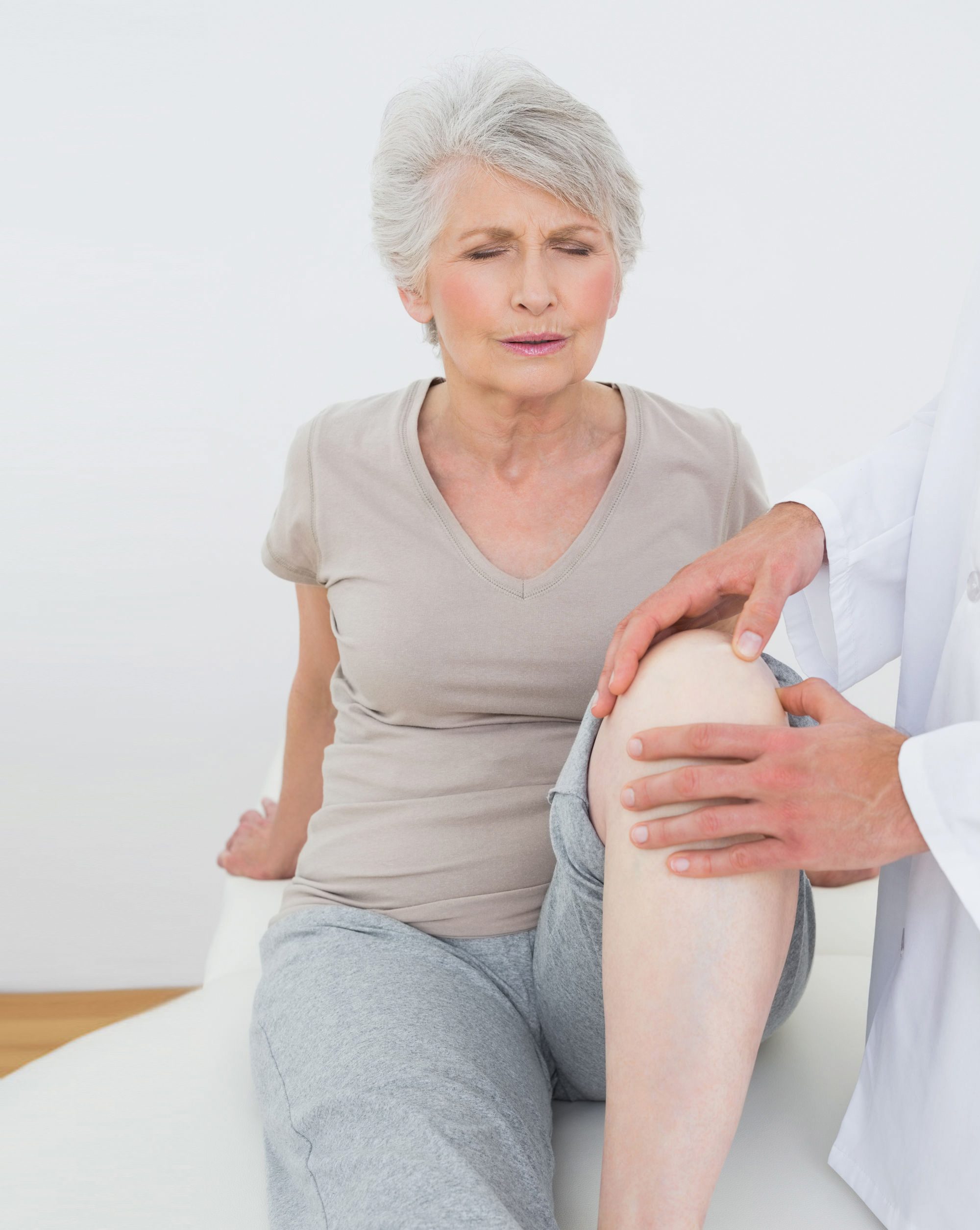 Лечение боли в коленях у пожилых людей. Болят суставы. Пожилая женщина сустав. Больные суставы у пожилых. Пациент с остеоартрозом.