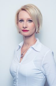 Dr. Zuzana Dudášová je manažerka, bioložka, certifikovaná koučka osobního rozvoje a instruktorka jógy.
